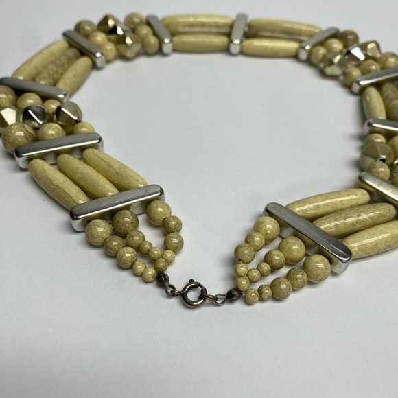 Three strand collar necklace vintage lightweight cream and silvertone - Picture 4 of 4